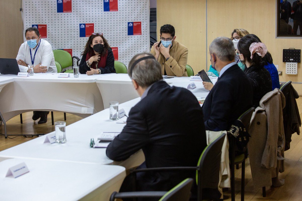 AraosFernando's tweet photo. Junto a la Ministra @begoyarza iniciamos una mesa de trabajo con la @SubPrevDelito, @ConfusamChile, @AChMChile @colmedchile y otros actores para coordinar acciones que nos permitan cuidar a quienes nos cuidan. La seguridad de nuestros funcionaries es prioridad para nosotros. https://t.co/lNSMv7YVng