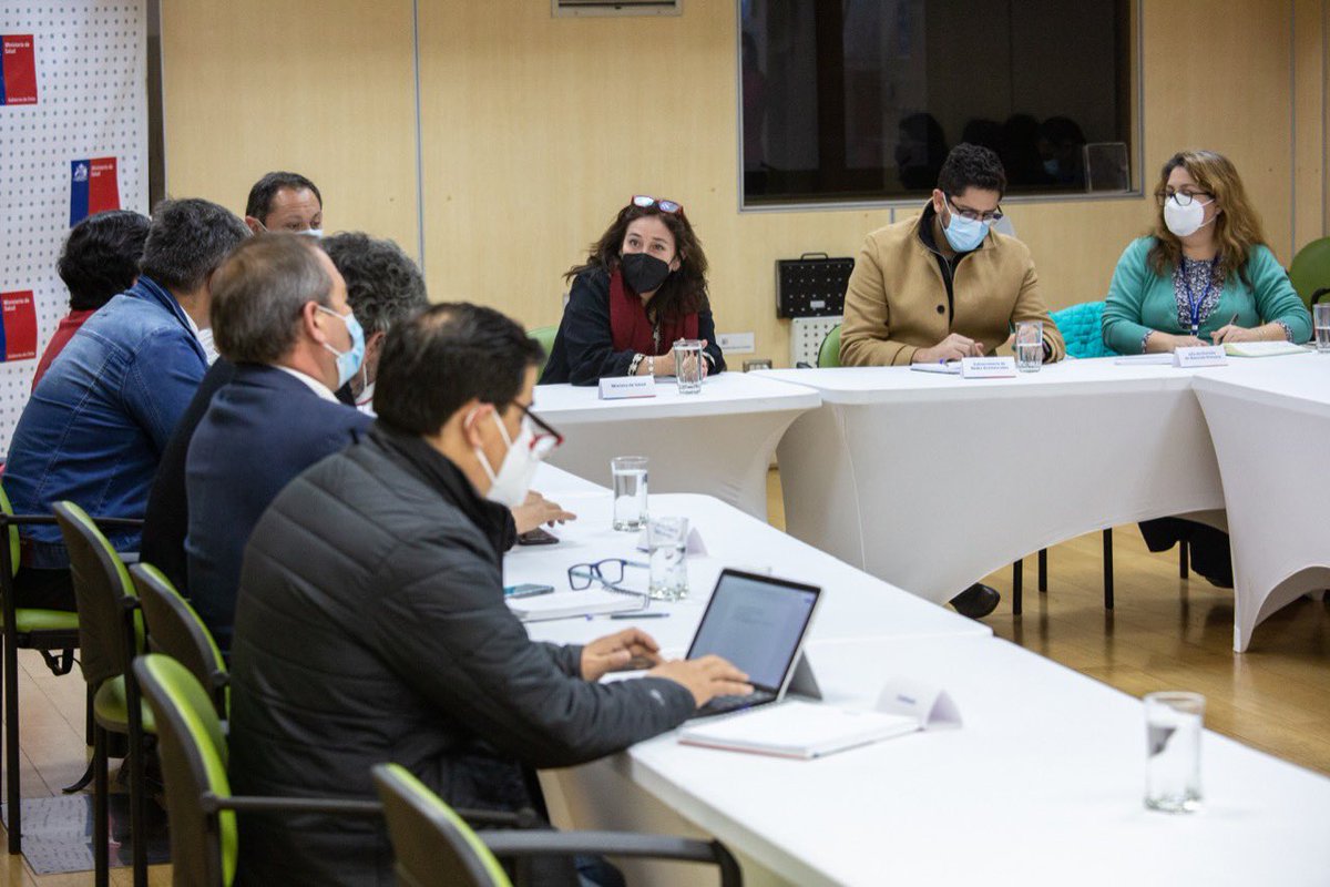 AraosFernando's tweet photo. Junto a la Ministra @begoyarza iniciamos una mesa de trabajo con la @SubPrevDelito, @ConfusamChile, @AChMChile @colmedchile y otros actores para coordinar acciones que nos permitan cuidar a quienes nos cuidan. La seguridad de nuestros funcionaries es prioridad para nosotros. https://t.co/lNSMv7YVng