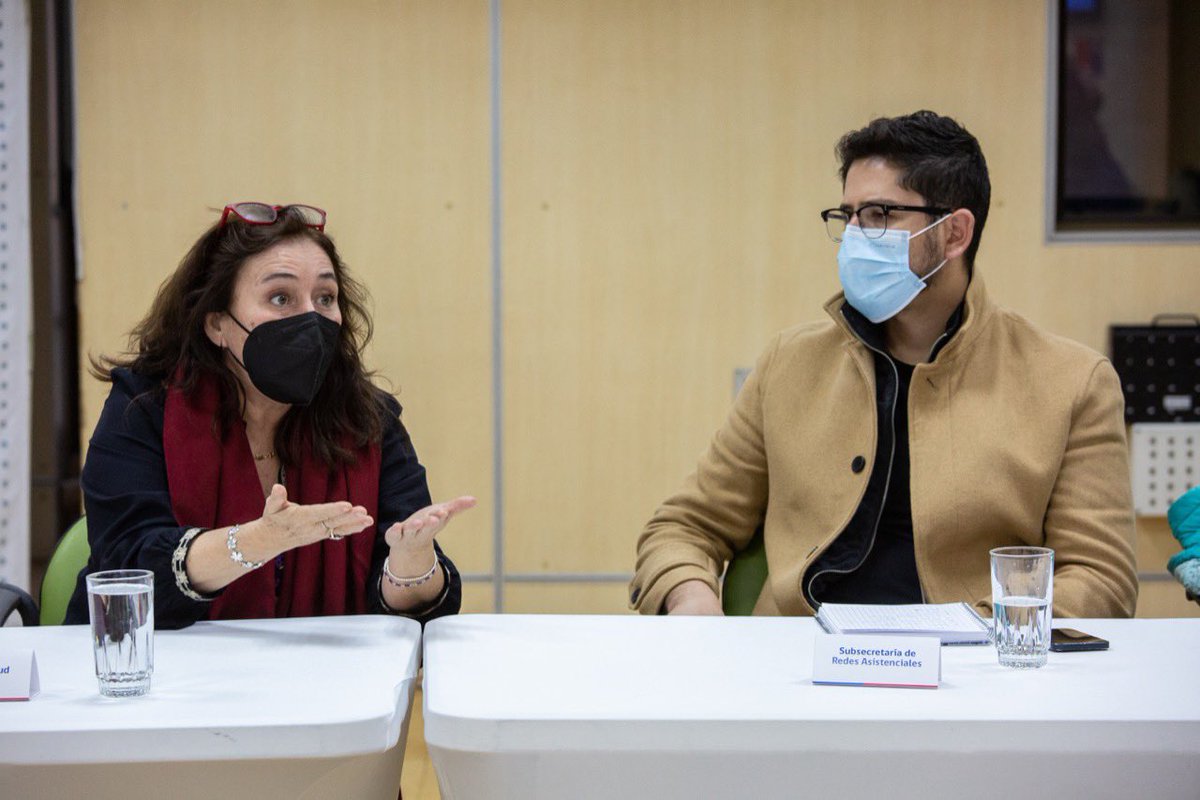 AraosFernando's tweet photo. Junto a la Ministra @begoyarza iniciamos una mesa de trabajo con la @SubPrevDelito, @ConfusamChile, @AChMChile @colmedchile y otros actores para coordinar acciones que nos permitan cuidar a quienes nos cuidan. La seguridad de nuestros funcionaries es prioridad para nosotros. https://t.co/lNSMv7YVng
