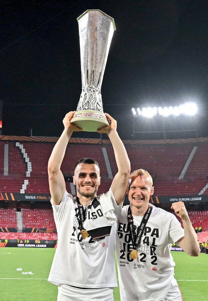 Sebastianrode20's tweet photo. Unendlich stolz, Kapitän dieser Mannschaft zu sein! Der größte Tag in unserer Karriere! Gemeinsam haben wir es mit unseren grandiosen Fans geschafft! 🙏🏻🦅💪🥲  #SGE #SGEuropa @Eintracht #Frankfurt https://t.co/xpNsXF4eGM