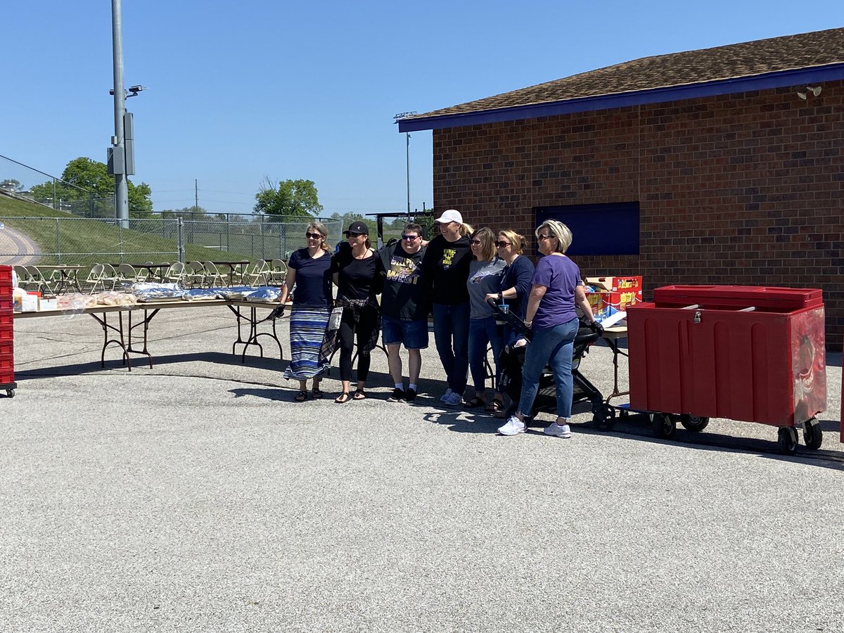 TbirdEMPIRE's tweet photo. Thank you to everyone who helped at the senior picnic today!!!!!  Great job seniors!!!!  See you all next Saturday!!!! #Classof2022 #tbirdpower https://t.co/VjElXsS0n7