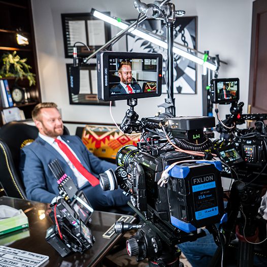 osee_tech's tweet photo. 🎤From another interview
🎥#OseeG7 monitor runs well with #URSAMiniProG2
📸by @leswooo
.
.
#moviemaking #onset #filmproduction #bts
#cameragear #onlocation #videography
#directorofphotography #setlife #cameragear
#cinematography #filmmaking #producer #director
#production https://t.co/6JXkBvKlkR