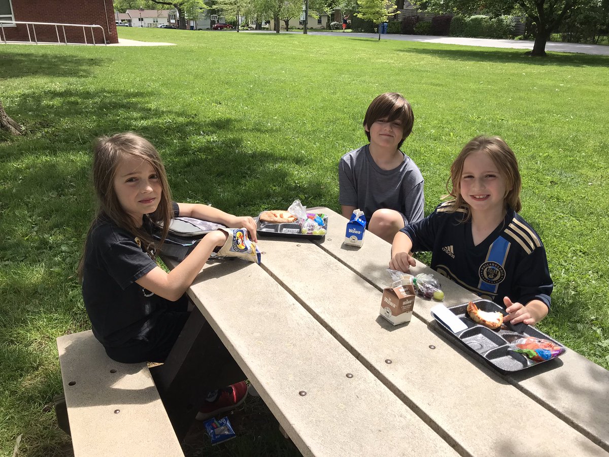 MrsMizesClass's tweet photo. Lunch bunch with these cuties on this beautiful day was a blast!! They had @ms_seamansclass and I laughing out loud the whole time!!πβοΈβ€οΈ#PawsitivePride #PBISclassreward @MrsJordan108 @MrsPeterson_2nd @FernHillES https://t.co/aMRST5PJX4
