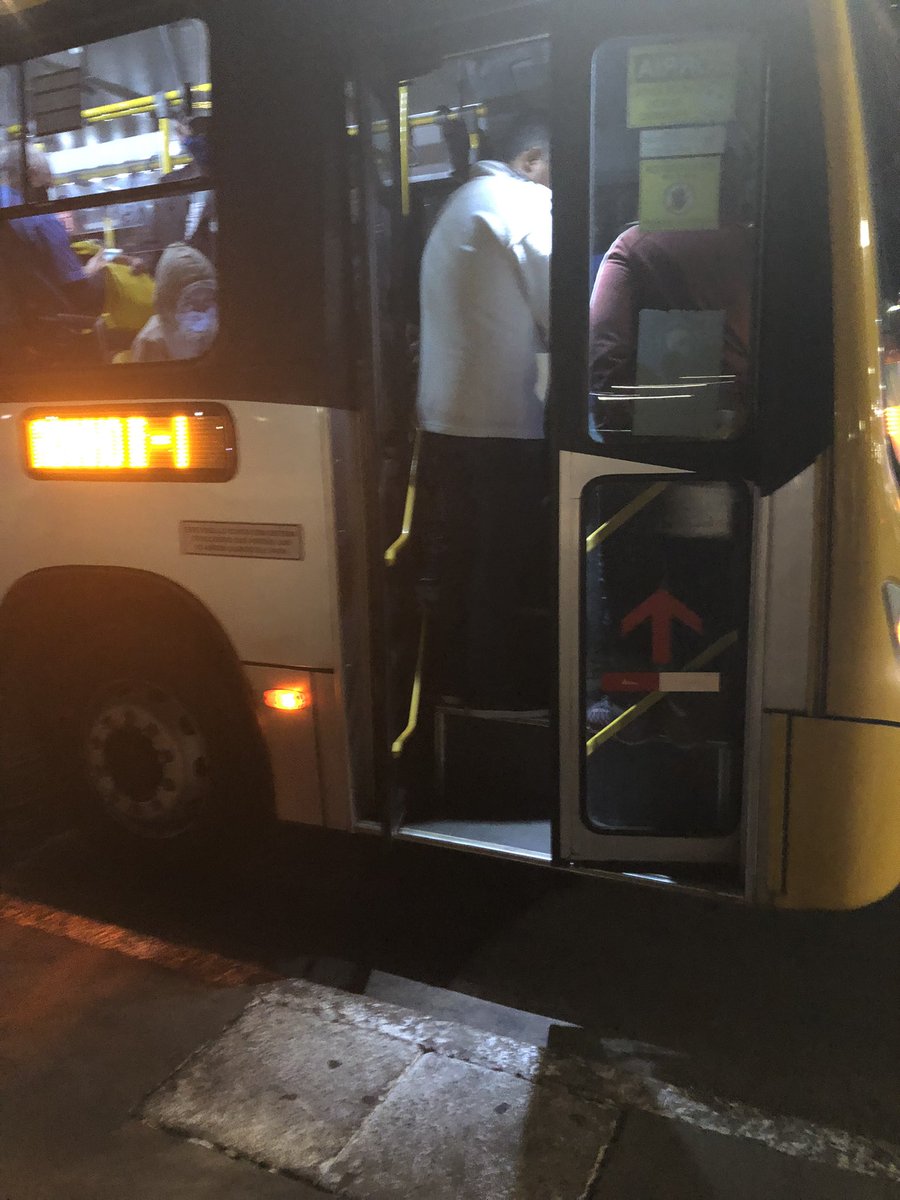 andrebtst's tweet photo. alguém avisa pra camila loures que desesperador é teu ônibus passar tão lotado que tu não consegue nem entrar https://t.co/W70ipeADzI