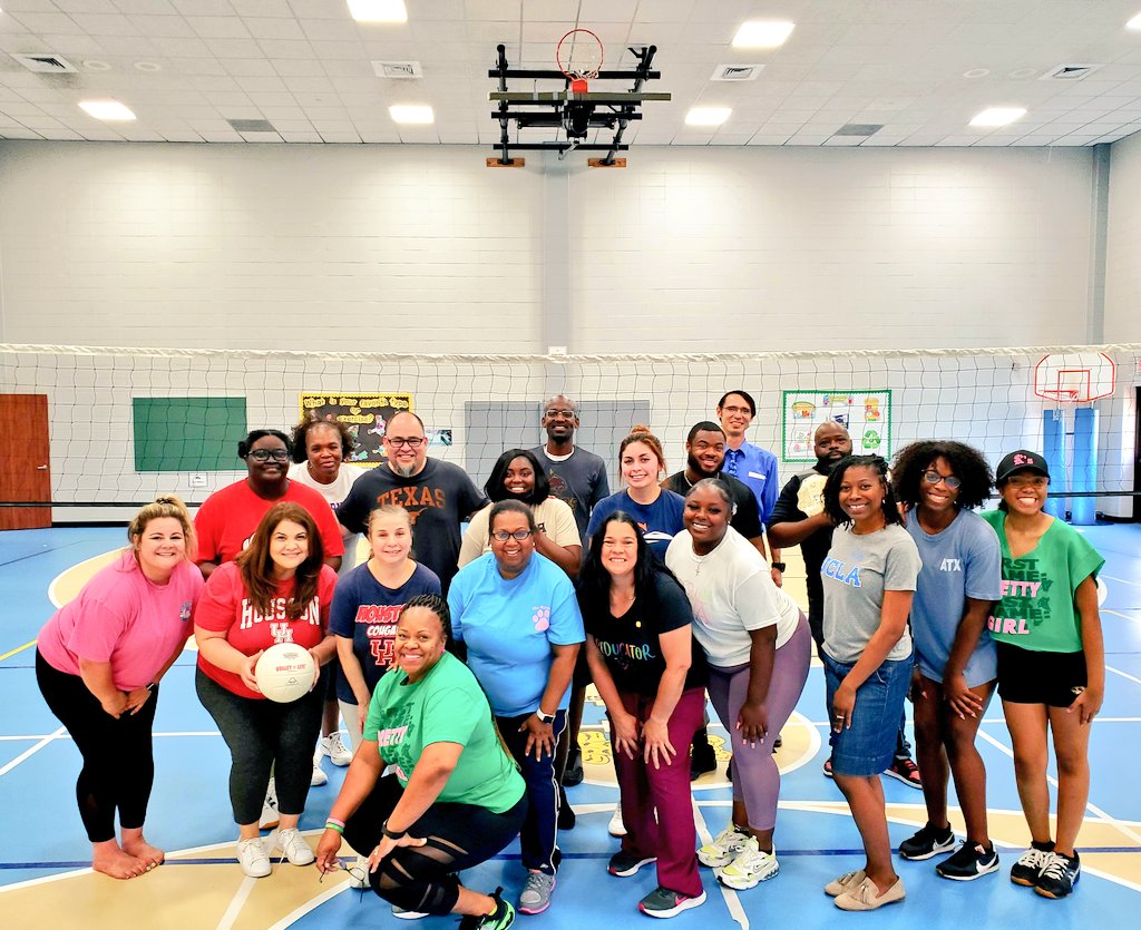 vsspille2's tweet photo. We enjoyed another amazing game of staff Volleyball.  We left a lot of stress on that court! Always a great time with these folks. @HicksTigers
@Tamekaperry85 @GREATboysclub @jzyaka_jodi @FMSciTech 
#AliefWellnessWednesday https://t.co/6qLMl666pq