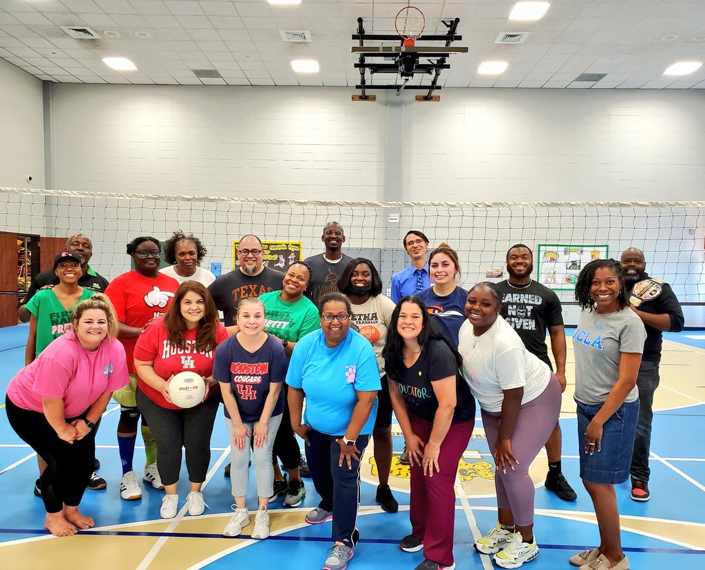 vsspille2's tweet photo. We enjoyed another amazing game of staff Volleyball.  We left a lot of stress on that court! Always a great time with these folks. @HicksTigers
@Tamekaperry85 @GREATboysclub @jzyaka_jodi @FMSciTech 
#AliefWellnessWednesday https://t.co/6qLMl666pq