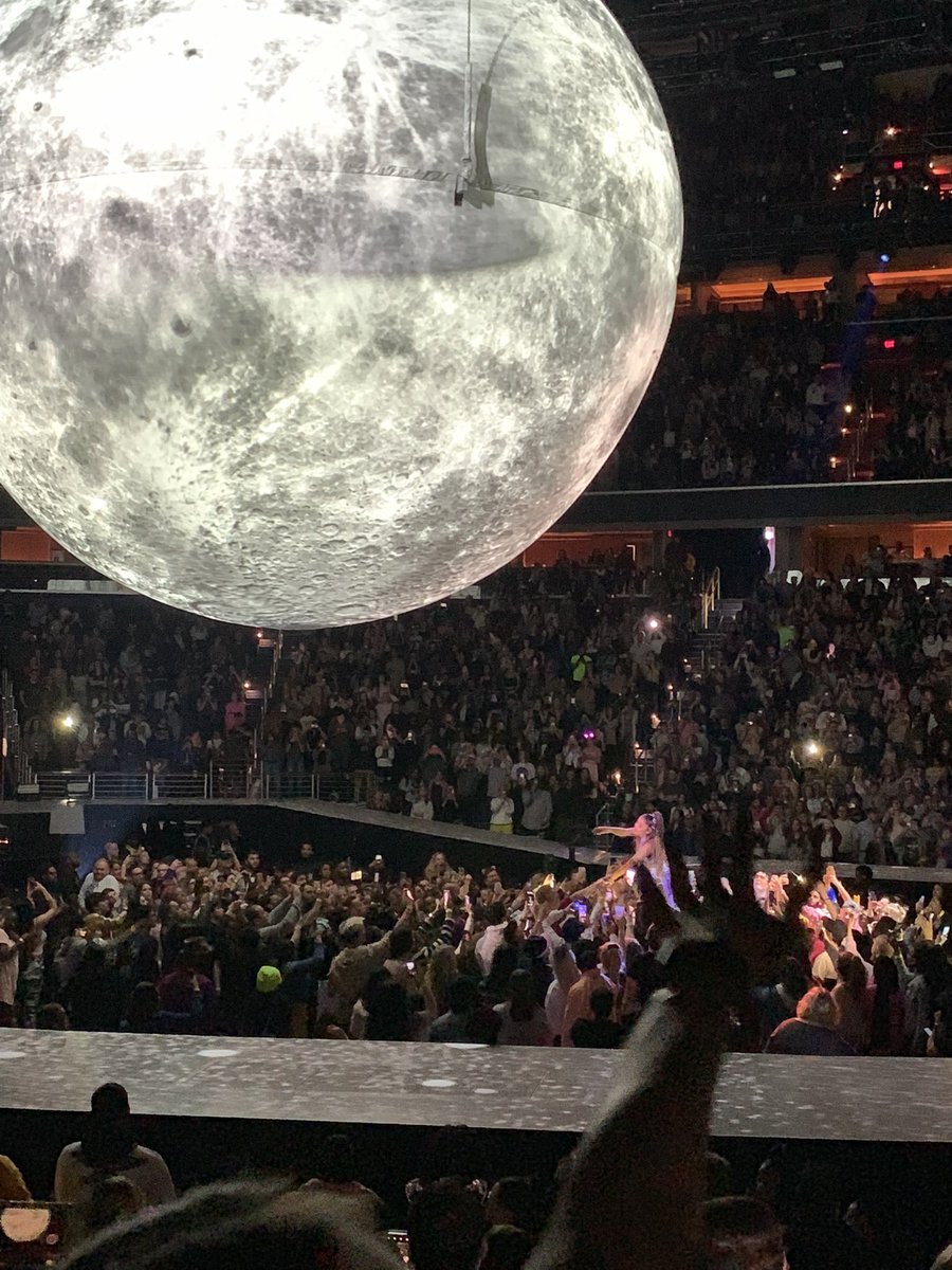 sweetlyari's tweet photo. back when I saw goodnight n go live. i regret not getting a video of this performance ! but it was a magical moment for sure. #swtdc https://t.co/7lDnvpGqyZ