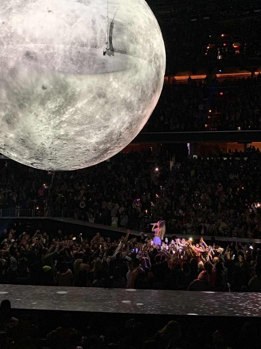 sweetlyari's tweet photo. back when I saw goodnight n go live. i regret not getting a video of this performance ! but it was a magical moment for sure. #swtdc https://t.co/7lDnvpGqyZ