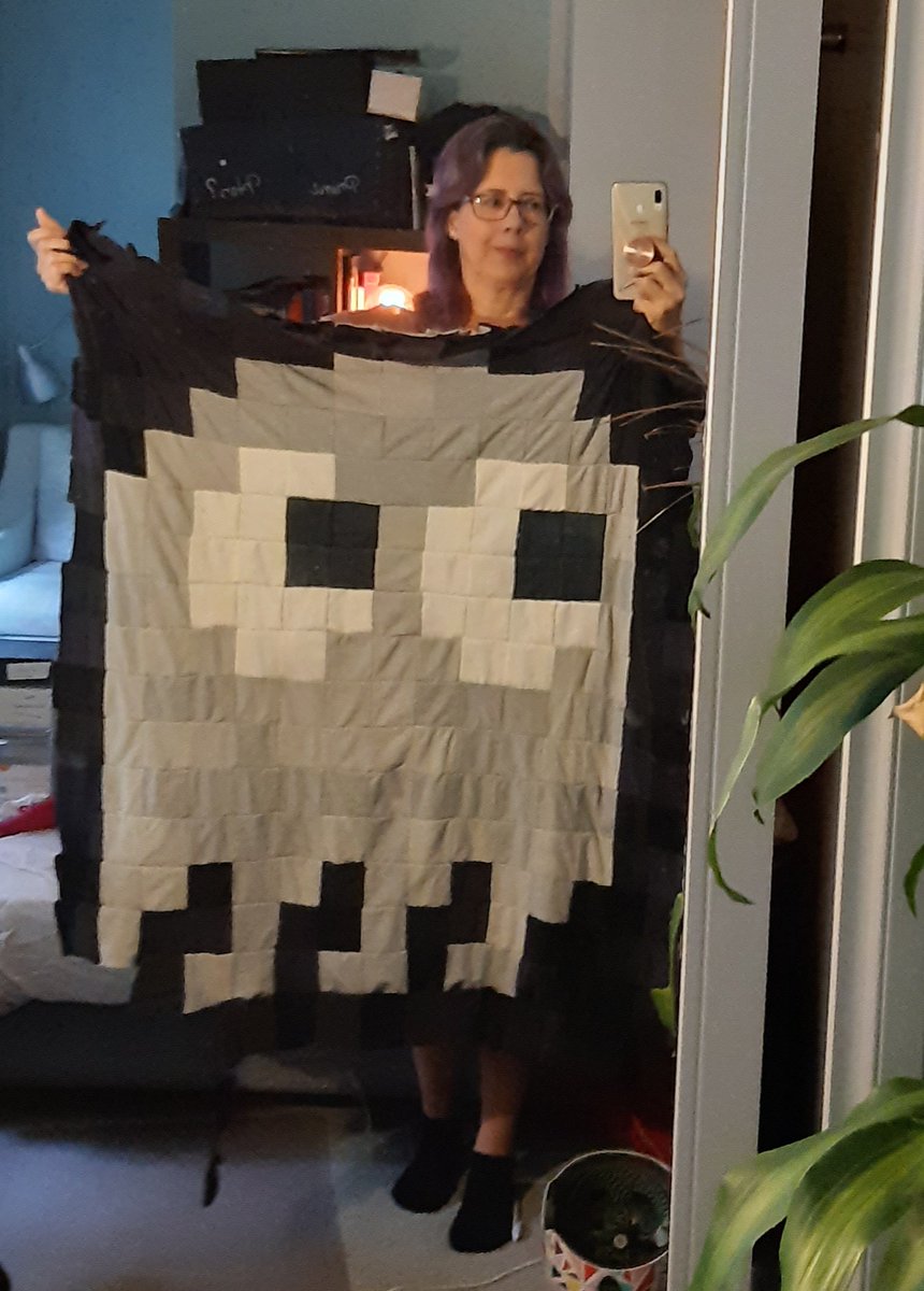 mazinbriz's tweet photo. This semester I have been using quilting as method for my research, writing and programming. But also have been quilting as my comforter and creative outlet ... behold the nearing completion quilt ;- ) #TextileThinking https://t.co/b9EAVM9uSC