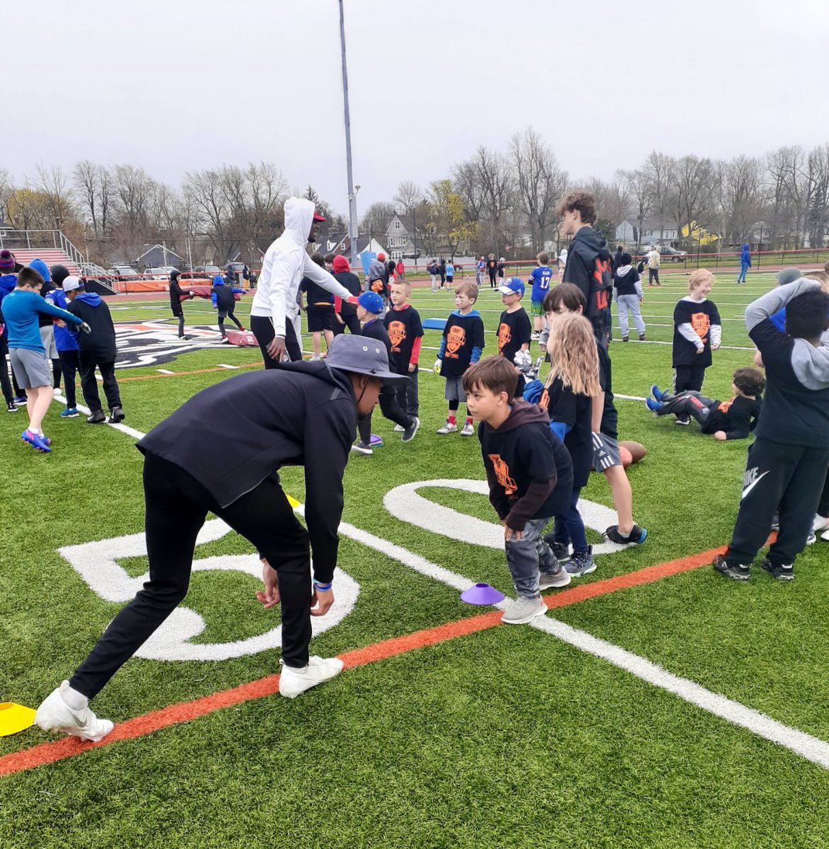 ClubHBHFBuffalo's tweet image. The Amherst Tigers are all about Handling Biz then Having Fun. 

Our annual HBHF-Amherst skills camp has become a staple in the community. 

Already looking forward to next year. @AmherstHS | #HandleBizHaveFunClub | @NFLAquariumPro