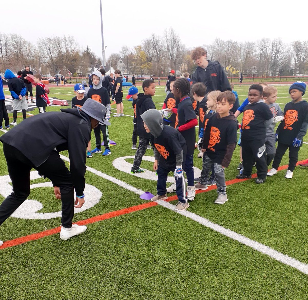 ClubHBHFBuffalo's tweet image. The Amherst Tigers are all about Handling Biz then Having Fun. 

Our annual HBHF-Amherst skills camp has become a staple in the community. 

Already looking forward to next year. @AmherstHS | #HandleBizHaveFunClub | @NFLAquariumPro