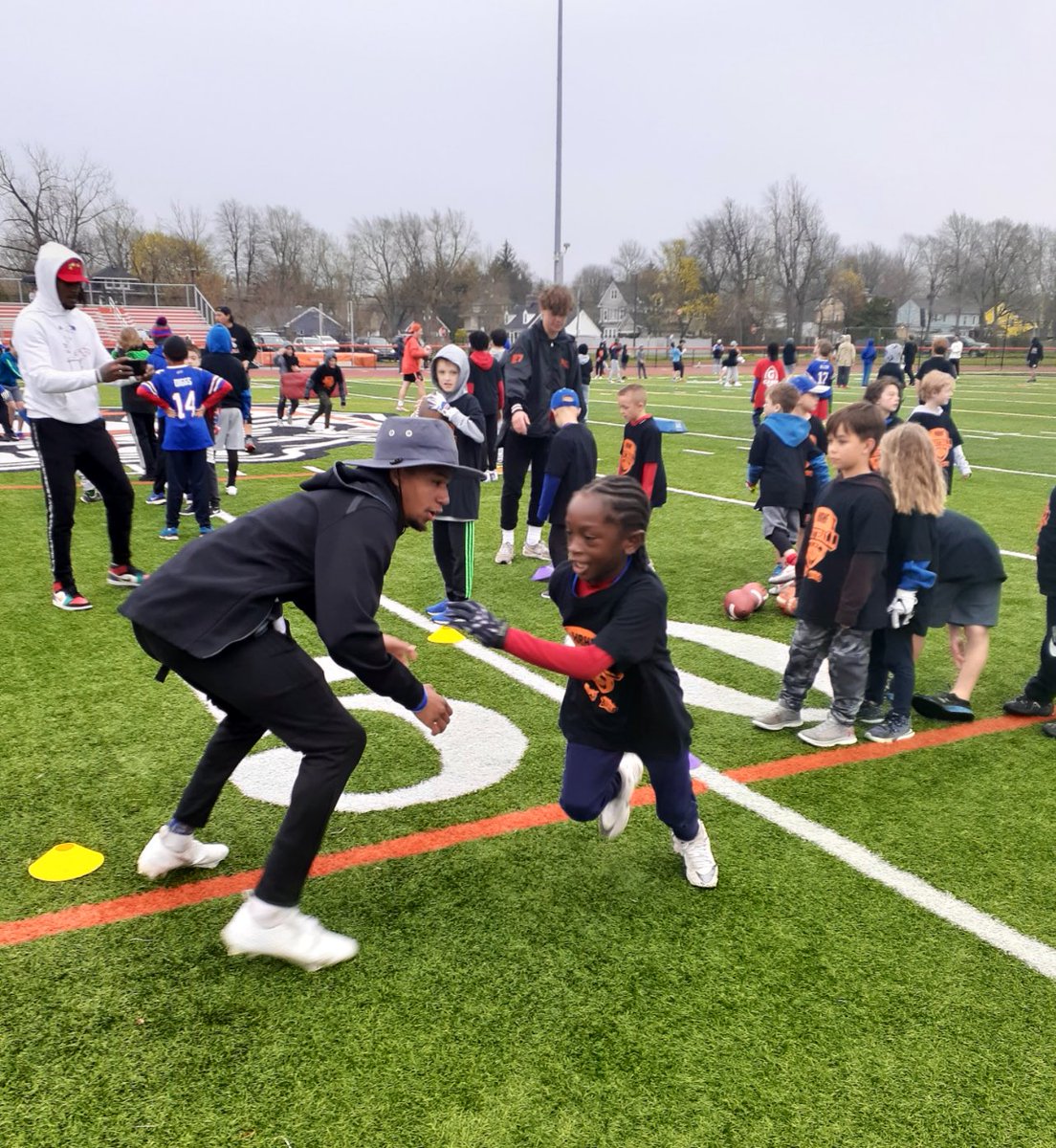 ClubHBHFBuffalo's tweet image. The Amherst Tigers are all about Handling Biz then Having Fun. 

Our annual HBHF-Amherst skills camp has become a staple in the community. 

Already looking forward to next year. @AmherstHS | #HandleBizHaveFunClub | @NFLAquariumPro