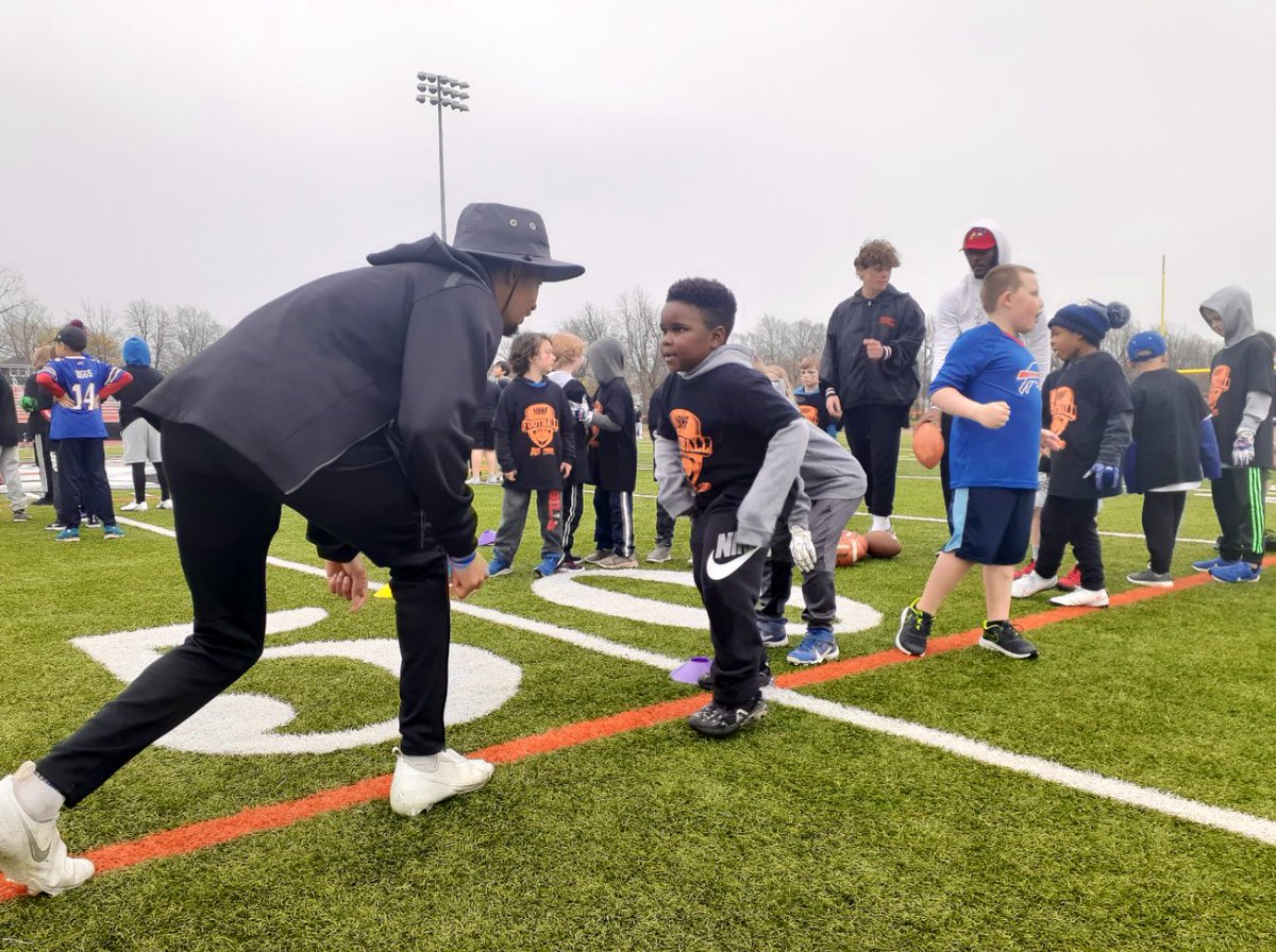 ClubHBHFBuffalo's tweet image. The Amherst Tigers are all about Handling Biz then Having Fun. 

Our annual HBHF-Amherst skills camp has become a staple in the community. 

Already looking forward to next year. @AmherstHS | #HandleBizHaveFunClub | @NFLAquariumPro