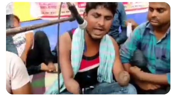 Priymaster's tweet photo. नालंदा के #सोनू का दर्द दिख गया आपको @NitishKumar जी और 13 दिनो से बैठे btet ctet अभियर्थियों का दर्द नहीं दिख रहा जो 3 साल से नौकरी की आस लगा के बैठे है।
इस अभ्यर्थियों को गौर से देखिए पैर नहीं है हाथ नहीं इनके  ,लेकिन आंदोलन में बैठे है ।इनका दर्द क्यों नहीं देखते ?
#7th_phase https://t.co/srhu5g7461