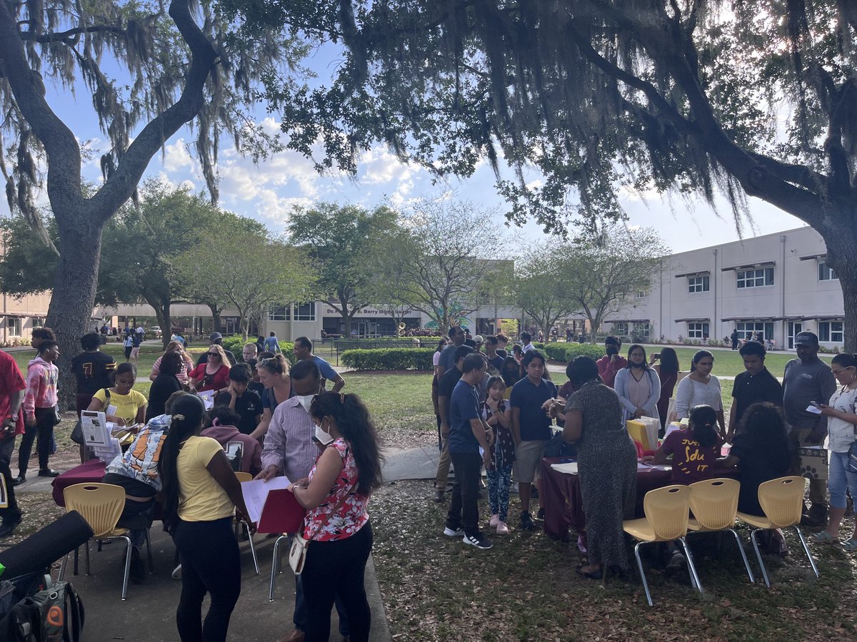 MiddletonSTEM's tweet photo. What an Awesome turnout for Middleton’s 🐅 Spring Magnet Open House🤗#WeRMiddleton #AcademicExcellence 🩺⚙️🕹💻#preparingstudents4life @HillsboroughSch @SDHCMagnet https://t.co/gso2Cr9PDw
