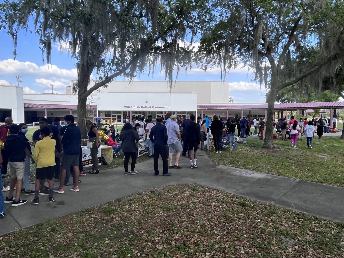MiddletonSTEM's tweet photo. What an Awesome turnout for Middleton’s 🐅 Spring Magnet Open House🤗#WeRMiddleton #AcademicExcellence 🩺⚙️🕹💻#preparingstudents4life @HillsboroughSch @SDHCMagnet https://t.co/gso2Cr9PDw