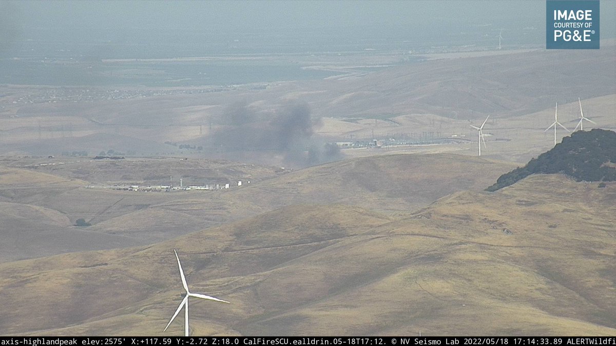 CAFireScanner's tweet image. #AltamontPass (Alameda Co) - CAL FIRE engine reporting 4 acres in light flashy fuels w/ moderate rate of spread, initial report was car fire into veg. Alameda Co upgrading to a working vegetation fire too. W/B I-580 east of N Flynn Rd. This is the #PassFire.