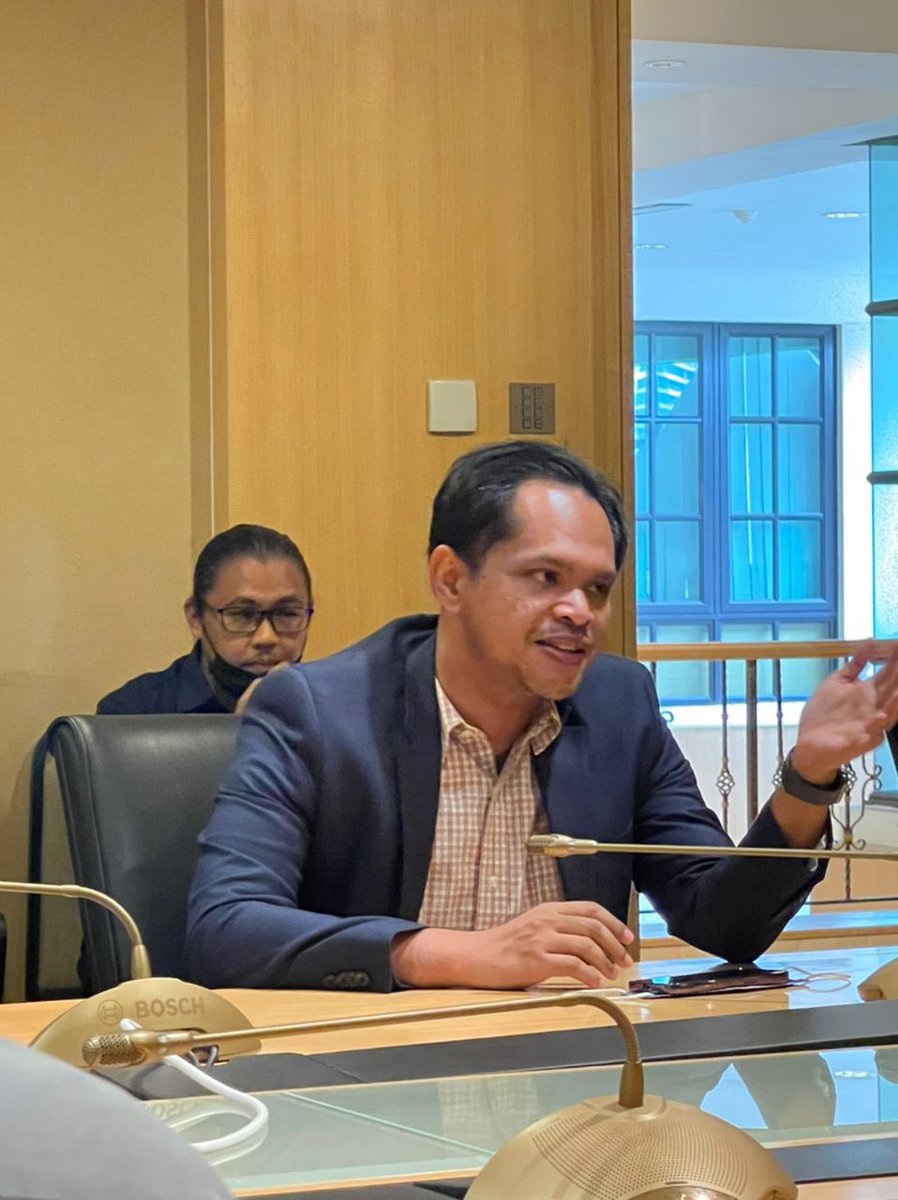 amirharis's tweet photo. Alhamdulillah, 18/05/2022 bawa wakil komuniti NFT jumpa Tun. Saya amat berharap generasi muda sekarang dapat meneruskan kesinambungan  generasi2 sebelum ini. @pentas_io  @BadApeNFT @RoachPunks https://t.co/4moKzHxCUc