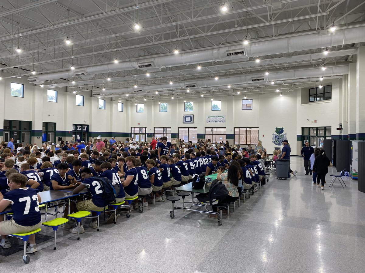 CoachWilliams22's tweet photo. When we say FAMILY @FtballAtTheView and @creekviewcheers roll DEEP! So thankful for our booster club, the cheer booster, and families who made tonight possible! #OneCREEKVIEW #BELiEVE https://t.co/9KIolZBKJu