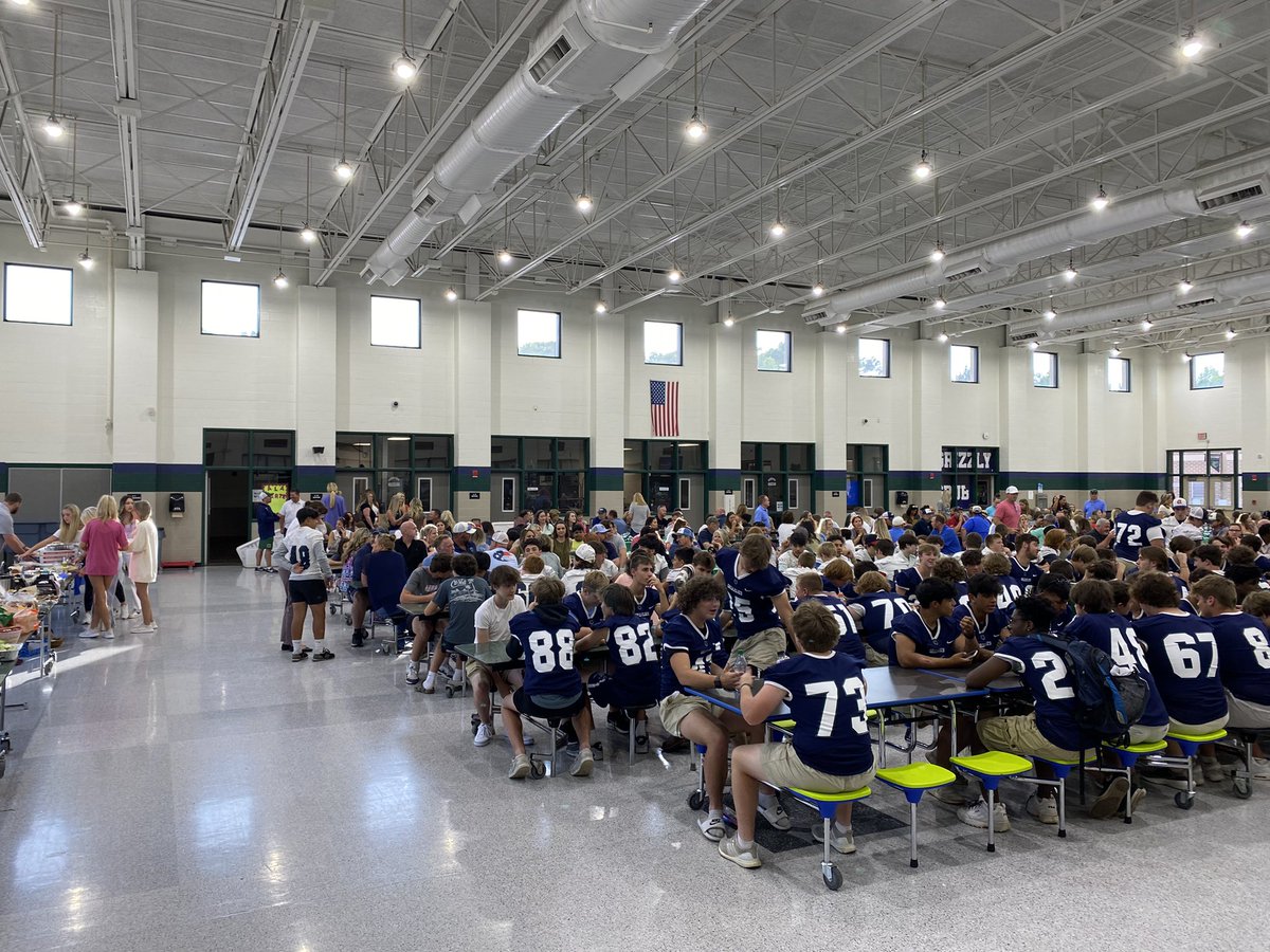 CoachWilliams22's tweet photo. When we say FAMILY @FtballAtTheView and @creekviewcheers roll DEEP! So thankful for our booster club, the cheer booster, and families who made tonight possible! #OneCREEKVIEW #BELiEVE https://t.co/9KIolZBKJu