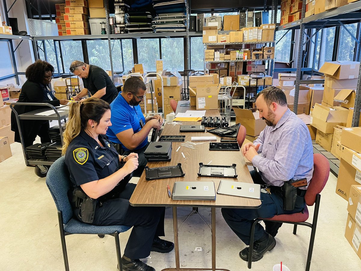 BALummus's tweet photo. What a great event for #MentalHealthAwarenessMonth Our CORE Tablets are being distributed to all our patrol stations! (Clinician &amp; Officer Remote Evaluation). Clinicians at our fingertips! @TheHarrisCTR @houstonpolice https://t.co/YV3cVYzMF6