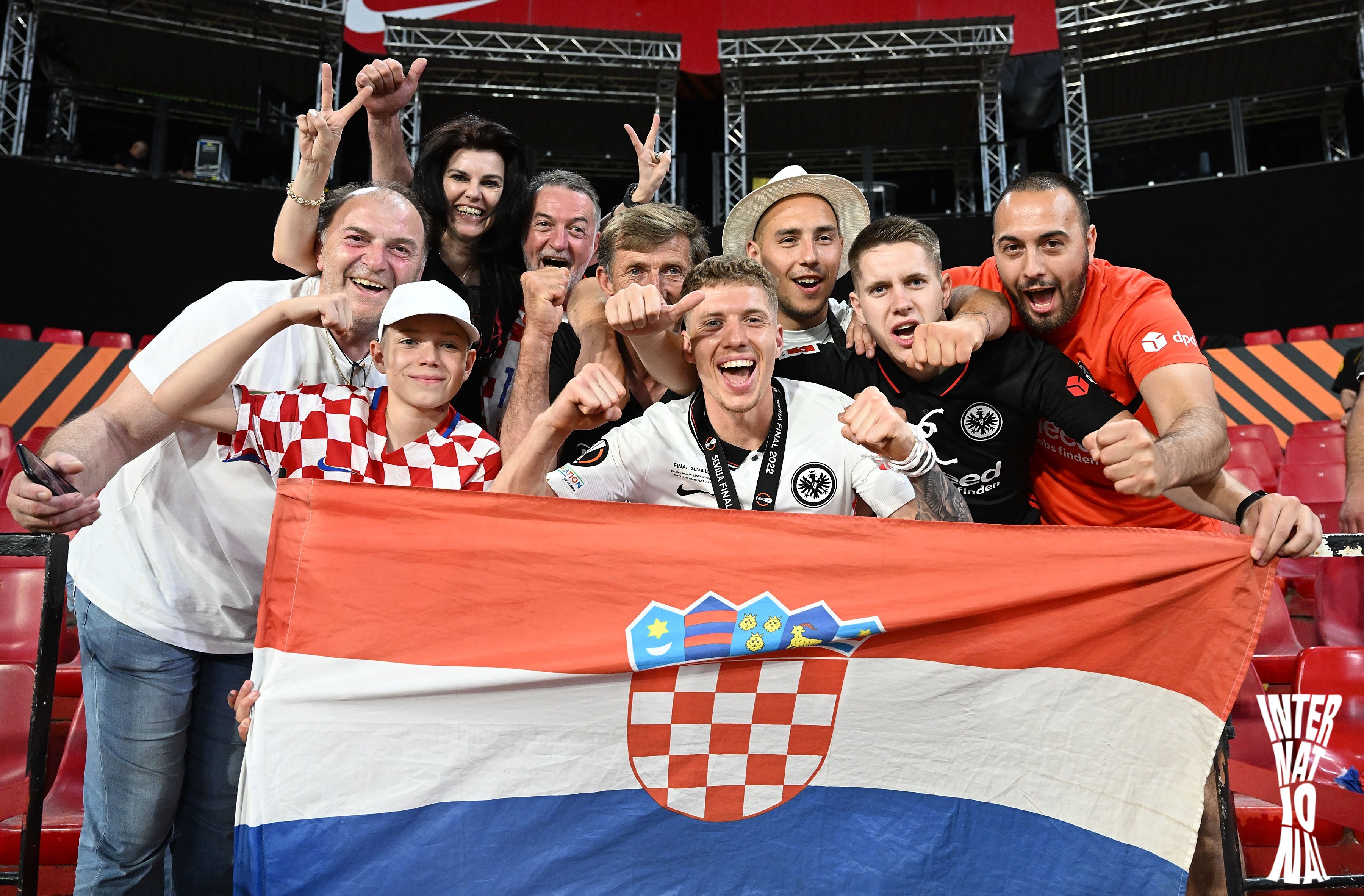 Eintracht Frankfurt A Proud Jakic Family Sgeuropa Sevilljaaaaa T Co Bnktfkjamx Twitter