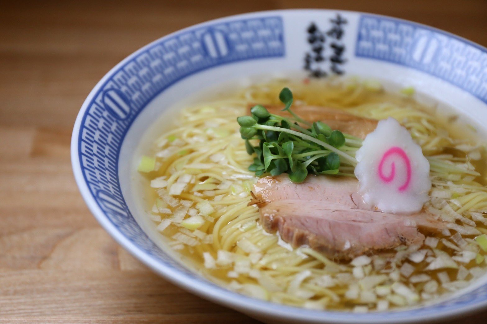 小僧またおまえか 土佐堀店 国産豚骨に8種の魚介を合わせて旨味を爆発させただけのラーメン屋 小僧またおまえか です こぞおまのあっさり代表 魚介塩ラーメン 女性人気はダントツ 飲み帰りに沁みる一杯です それでは本日も 11 00 14 30