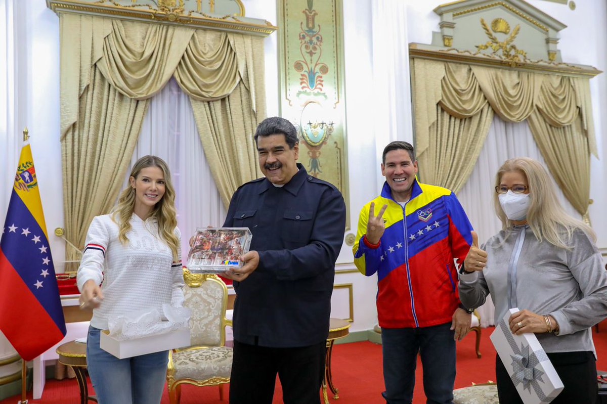 Agradezco la visita de Marlene De Andrade, presidenta de <a href="/TvesSonrie/">TVES</a> y de su esposo, el diputado, Winston Vallenilla. Me sorprendieron con un bello obsequio de los últimos 12 capítulos del programa “Cambiando Vidas” que será transmitido muy pronto. ¡Pendientes!