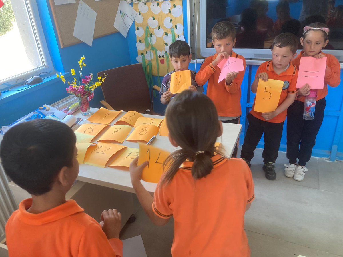 FeritOkulu's tweet photo. Yoksa siz hala geleneksel eğitim anlayışını yıkıp çağdaş eğitime gecmediniz mi ?  Okul dört duvar değildir,  sınırlarımızı aşalım ,   eğitim pavlovun deneyinde takılı kalmamalı  🤗 @seyfullah0966 @yapiciserafetin @cengizaydin36 https://t.co/rWeFyxto6I