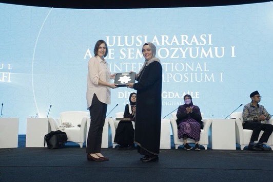 AlkaramEdu's tweet photo. Dr. Carrie giving a talk about a project of The Alkaram Institute in #istanbulturkey last week - our children's character development book Maya and the Seven Limbs. Thanks to the Istanbul Family Foundation for the invitation.

See the entire book here:  
https://t.co/LL5BZOC3Ne https://t.co/ryYR2GSbkj