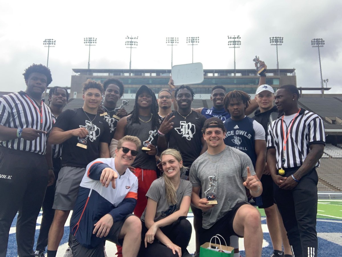 nextlevel_ball's tweet photo. Community Engagement ✅
Lifelong Memories for Kids ✅
Adding💰to an already thin summer stipend for your current college players ...
That's just the icing on the CAKE🎂DM us today to get Next Level on your campus!
#NextLevelBall #YouthSports https://t.co/OUO0p2HwI5