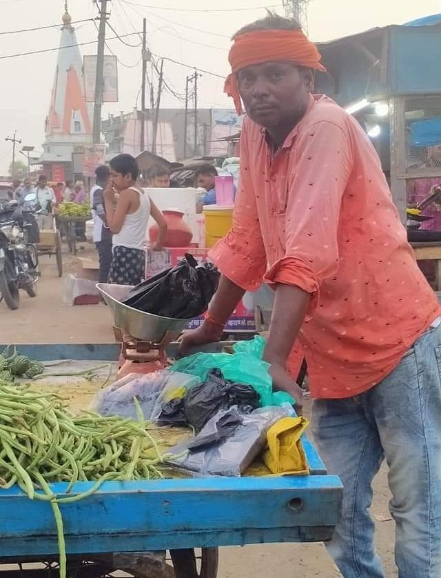 यह शख्स कभी 108 एम्बुलेंस के बेस्ट पायलट के अवार्ड से नवाज़ा गया था,आज अपने परिवार का भरण पोषण सब्जी बेंच कर कर रहा है
मा.मुख्यमंत्री जी यह सब तस्वीर देख कर आंखों में आंसू आ जाते हैं कृपया इन महान योद्धाओं की मजबूरी को देखते हुए आदेश करने का कष्ट करें <a href="/myogiadityanath/">Yogi Adityanath</a> <a href="/PMOIndia/">PMO India</a>