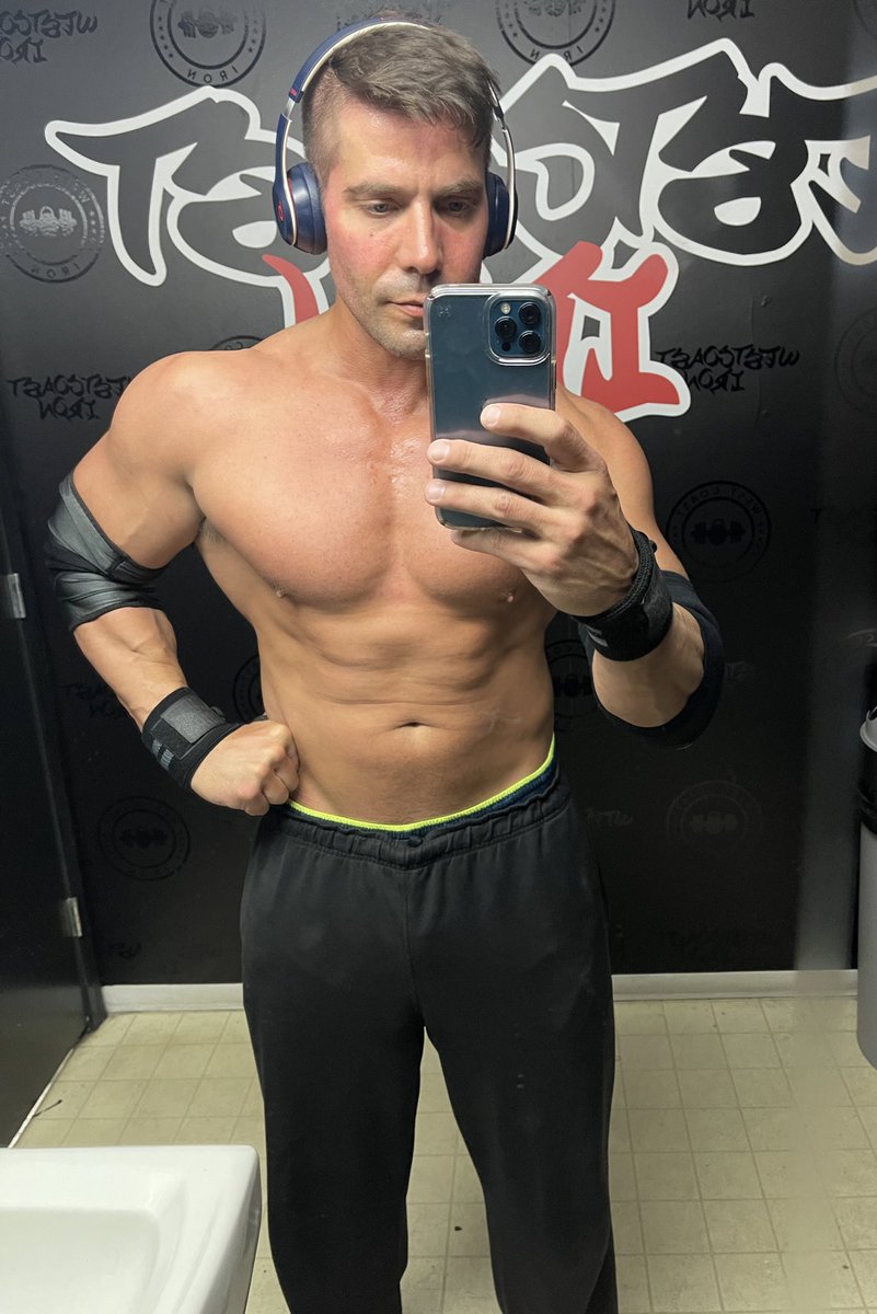 TheRealShreddZ's tweet photo. Pretty decent chest and Delt sesh today. Sittin at 215LBS.
#NoFilter #NoPhotoEditing #gymrat #bodybuilding https://t.co/nzdqrFiyNw