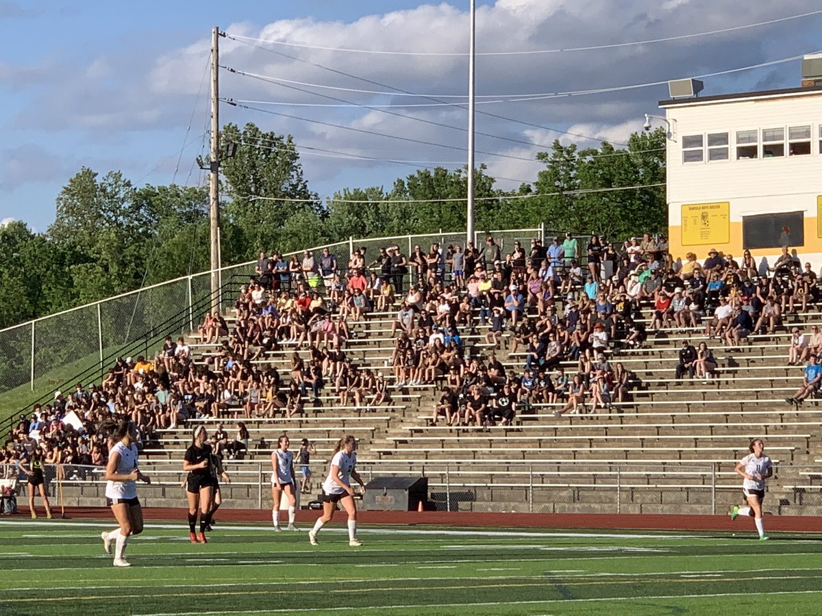 CheapSeatsPhoto's tweet photo. Going to OT
#JacksonIndians - 1
@Coachguns - 1
@BCzuppon @OHS_Tigers @MehlvilleSD @PatMcKelveyMO #oakvilletigers @STLhssports #districtchampionship https://t.co/qZ2LQShbRp