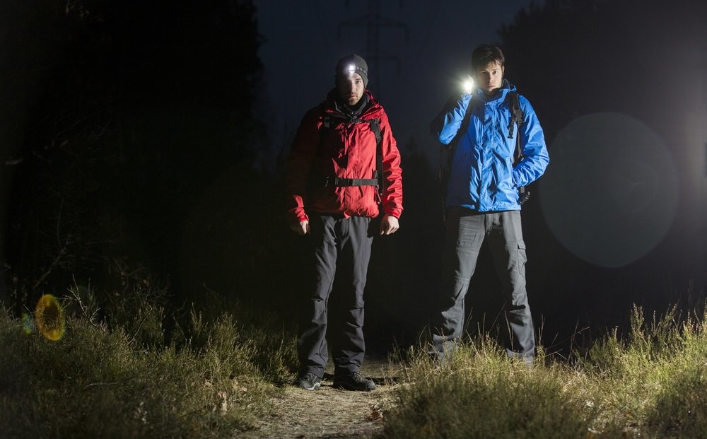 Ở các địa điểm rừng núi chắc chắn sẽ không có đèn điện nên việc di chuyển hay sinh hoạt vào buổi tối thường rất khó khăn. Chính vì vậy, một chiếc đèn pin siêu sáng được xem là vật dụng cần thiết khi đi leo núi