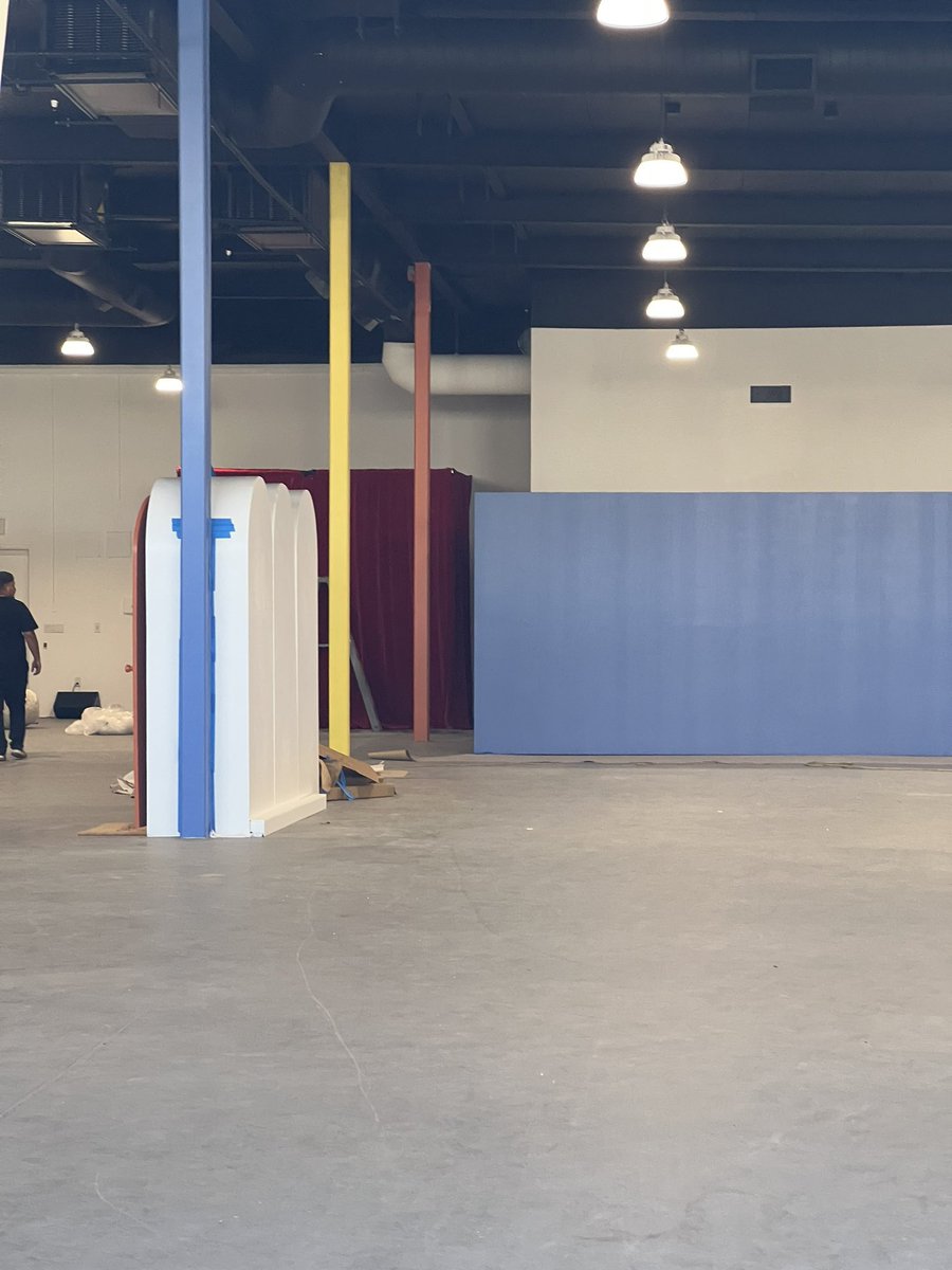 hsdaily's tweet photo. A look inside the LA pop up shop being set up! (via @stylesinthealps) https://t.co/BBYZhDSPYE