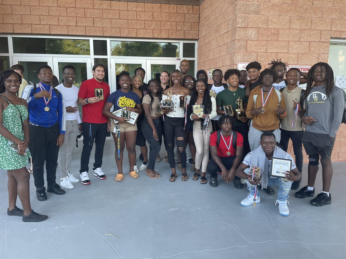 _Aaliyah9_'s tweet photo. season over 🤍 #mvps #runnersoftheyear @GGHSTrackField @Coach_Carter9 https://t.co/5BnudBjJgz
