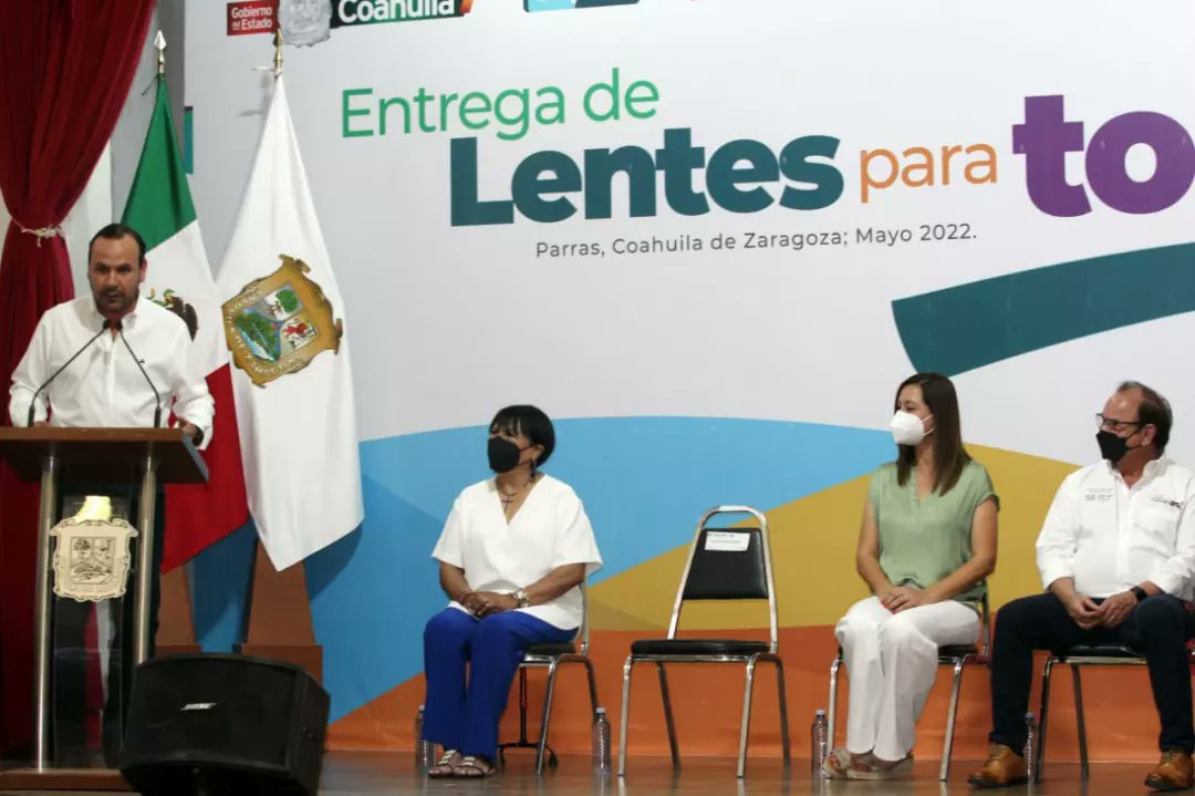A nombre del gobernador <a href="/mrikelme/">Miguel Riquelme</a>, el Secretario de Salud, <a href="/DrRobertoBernal/">Dr. Roberto Bernal Gómez</a>, entregó 100 #anteojos🕶️, en el municipio de #Parras, a igual número de beneficiarios del Programa Lentes para Todos, que se desarrolla en #Coahuila en coordinación con el Patrimonio de la <a href="/PBPCoahuila1/">Beneficencia Pública</a>.