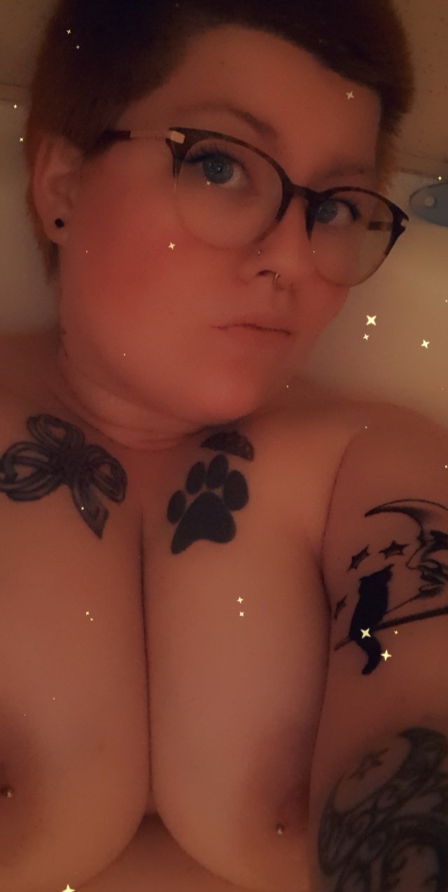 2 pic. #onlyfansgirl Figured I'd show off my new tattoo and piercing as they heal 🖤 #onlyfanscouple #bbw #nsfw https://t.co/P5m3RTIj81
