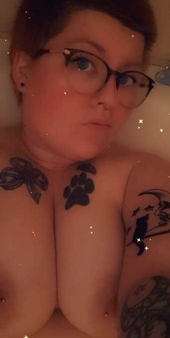 ꨄ︎ 𝓟𝓲𝔁𝓲𝓮 & 𝕍𝕒𝕥𝕚 ꨄ︎ -🔞- - 2 pic. #onlyfansgirl Figured I'd show off my new tattoo and piercing as they heal 🖤 #onlyfanscouple #bbw #nsfw https://t.co/P5m3RTIj81