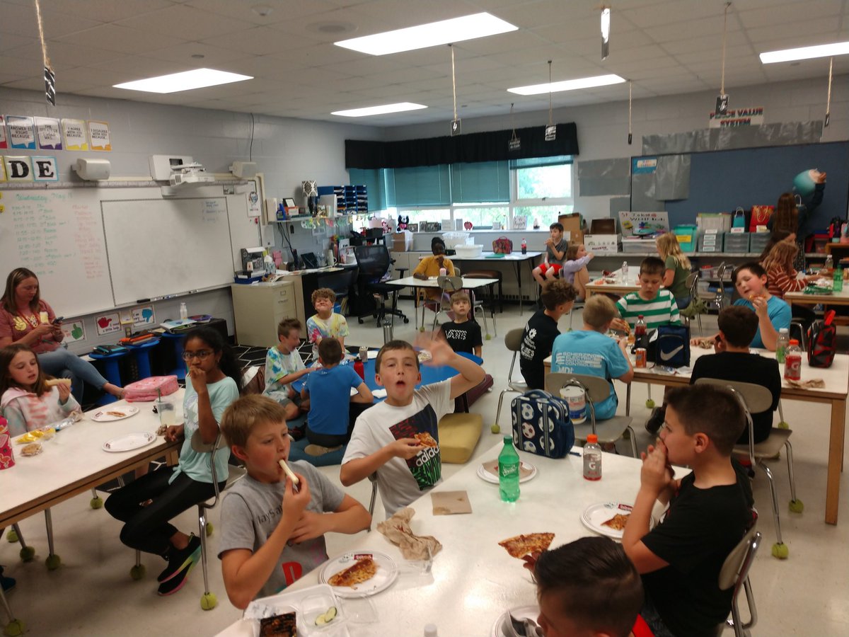 StJohnWM's tweet photo. #WEareLakota  #CherokeePride pizza party, extra recess sister visit.... What a busy day. https://t.co/Egyz4uUvrz