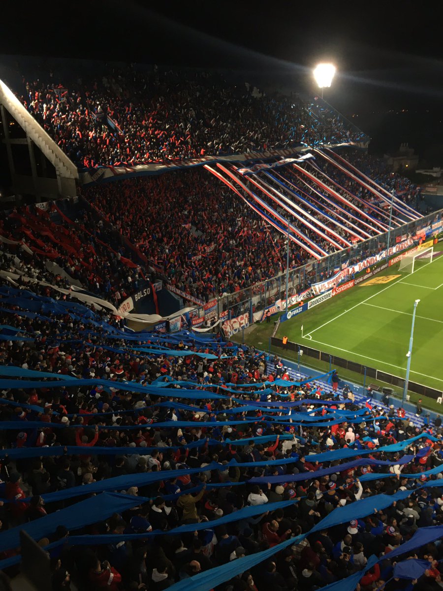 ambos cuadros jugándose la clasificación, que quede claro cuál es la hinchada mas popular y que NUNCA abandona, NACIONAL NACIONAL