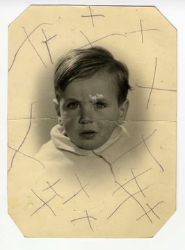 AuschwitzMuseum's tweet photo. 19 May 1940 | A Dutch Jewish boy, Leendert Leo Engelsman, was born in Amsterdam.

In July 1942 he was deported to #Auschwitz and murdered in a gas chamber. https://t.co/ZgOTGKAZq0