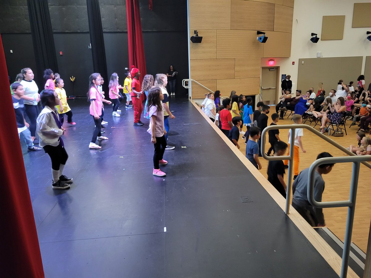 OakbrookAcadArt's tweet photo. Super students!!  3rd grade Little Mermaid!  Wow !!  Such a group of teachers!  Thanks Mrs Wayne and Mr David!  @mrsywayne #oakbrookvapa https://t.co/Da5j08Uu5A