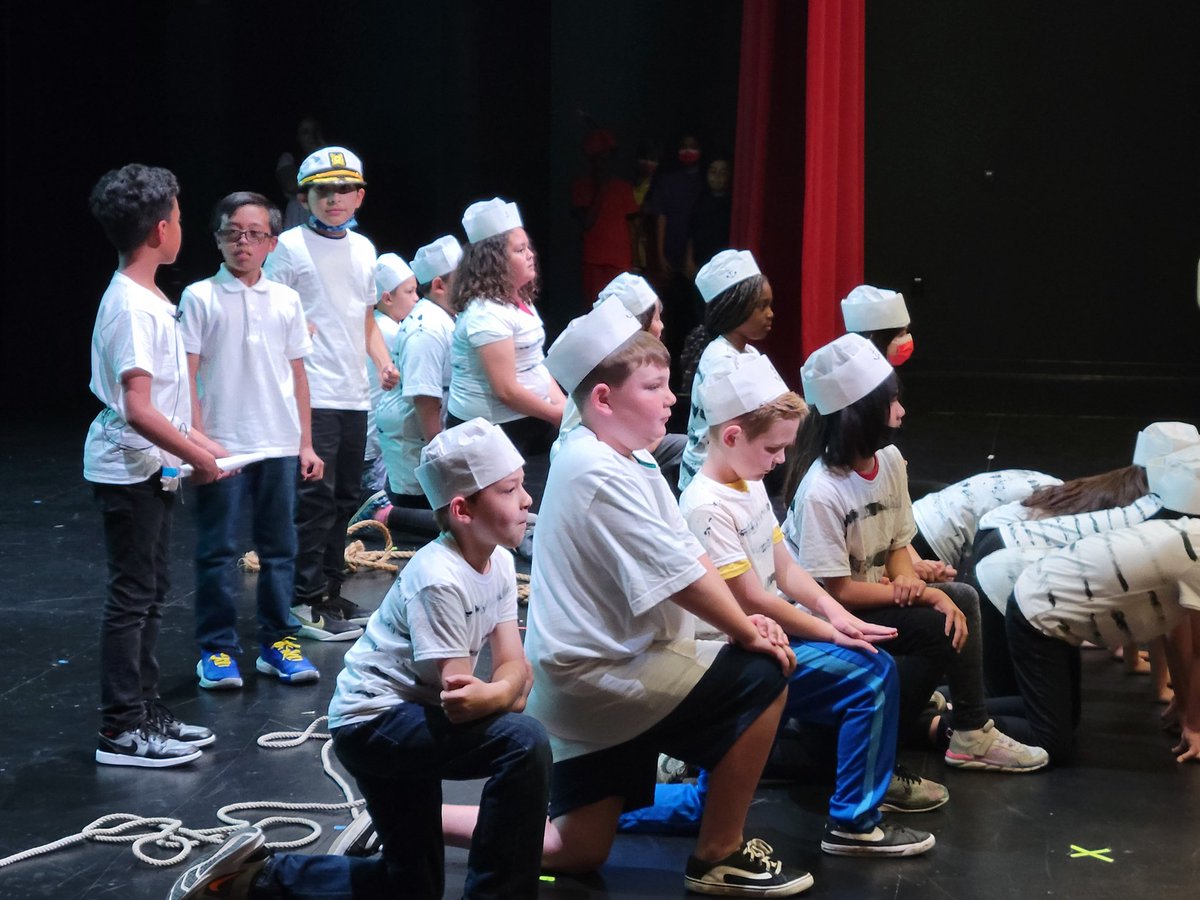 OakbrookAcadArt's tweet photo. Super students!!  3rd grade Little Mermaid!  Wow !!  Such a group of teachers!  Thanks Mrs Wayne and Mr David!  @mrsywayne #oakbrookvapa https://t.co/Da5j08Uu5A