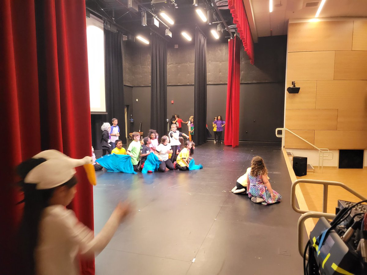 OakbrookAcadArt's tweet photo. Super students!!  3rd grade Little Mermaid!  Wow !!  Such a group of teachers!  Thanks Mrs Wayne and Mr David!  @mrsywayne #oakbrookvapa https://t.co/Da5j08Uu5A