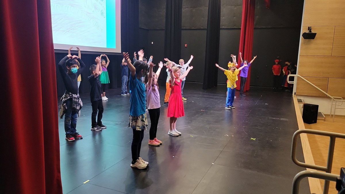 OakbrookAcadArt's tweet photo. Super students!!  3rd grade Little Mermaid!  Wow !!  Such a group of teachers!  Thanks Mrs Wayne and Mr David!  @mrsywayne #oakbrookvapa https://t.co/Da5j08Uu5A
