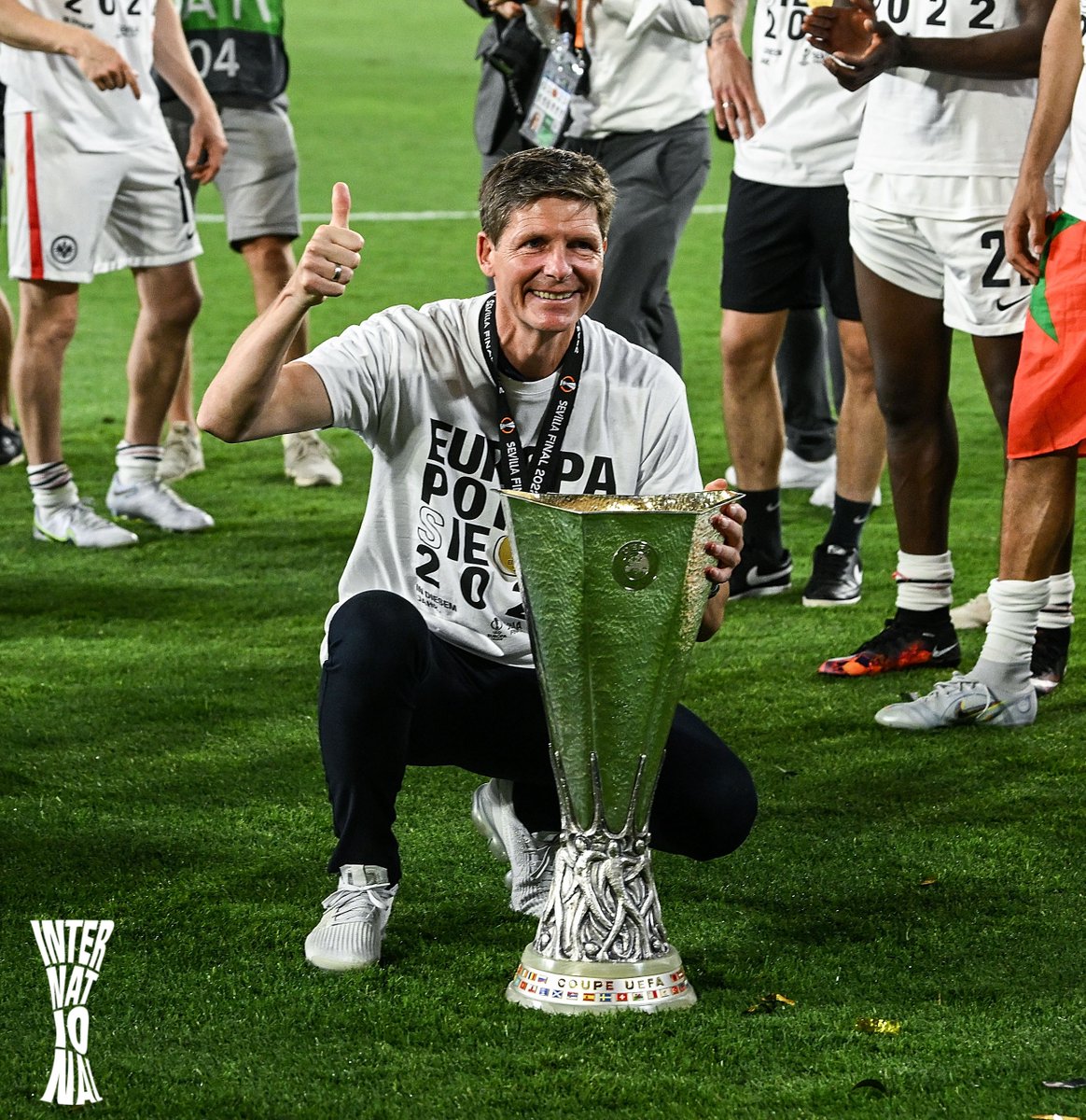 ヨーロッパリーグ チャンピオン22 Europaleague 優勝にチームを導いた我らがボス グラスナー 監督 優勝杯を手に上機嫌 しかし この後 Sgeuropa Uel アイントラハト フランクフルト T Co Reoe8bu1xp Twitter