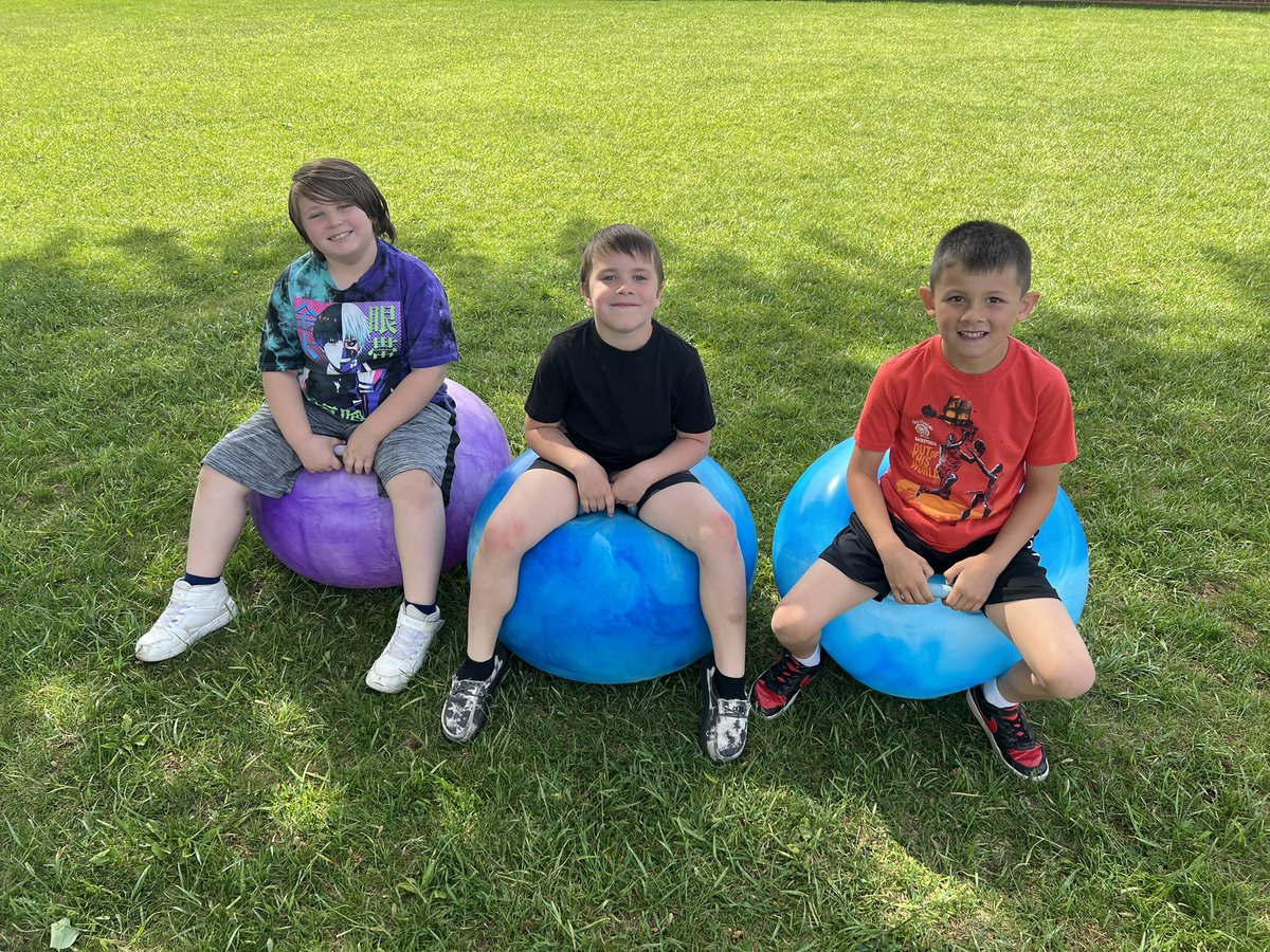 MissCarlsonPE's tweet photo. My students are my whole heart…. These smiles 😭💜
Our @NESPolarBears had a ball today:)
#BecomeBelongNYCSD #YOCommunity #NEScommunity https://t.co/1Bmtw3exBe