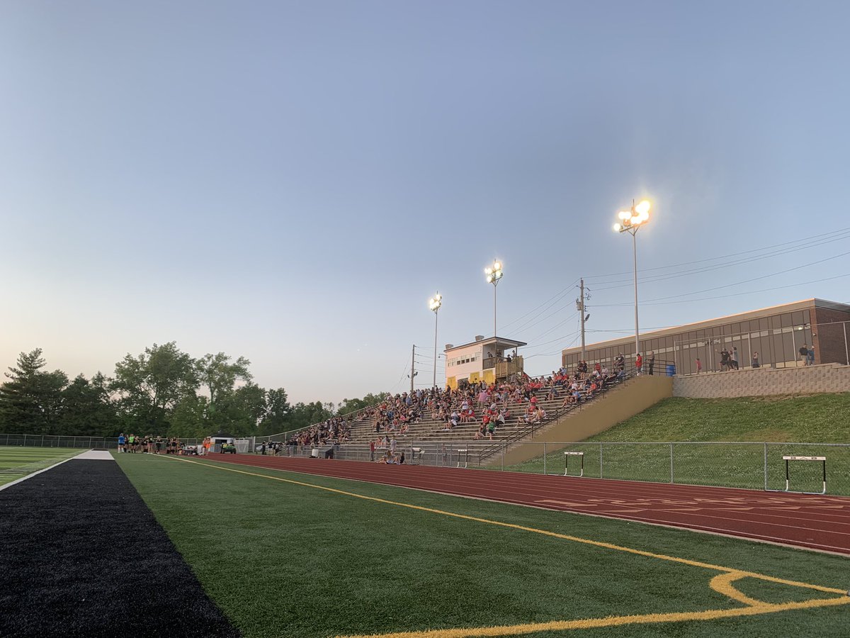 CheapSeatsPhoto's tweet photo. Going to 2nd OT
#JacksonIndians - 1
@Coachguns - 1
@BCzuppon @OHS_Tigers @MehlvilleSD @PatMcKelveyMO #oakvilletigers @STLhssports #districtchampionship https://t.co/R8X5fYLPfo